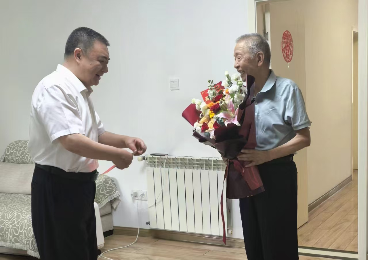 刘爱军走访慰问老党员